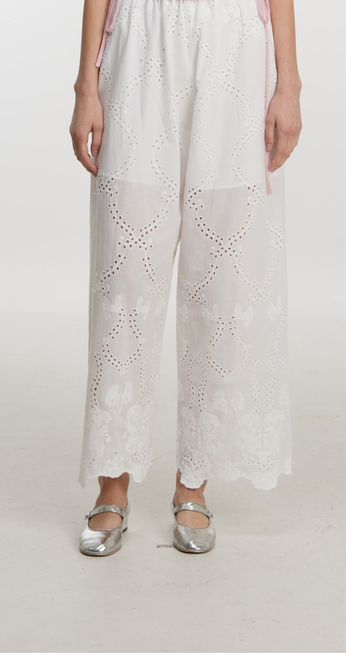 White lace-up trousers
